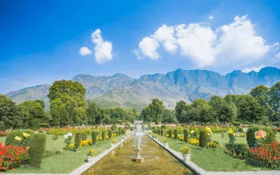 Choose-Kashmir-for-Pre-Wedding-Shoots-Kashmirhills.com-3.png