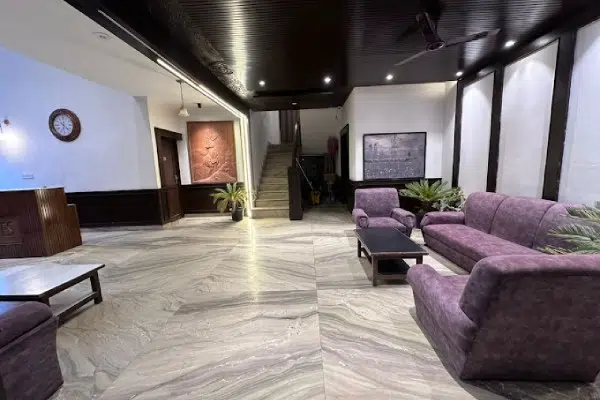 Golden-Bees-Hotel-KAshmirhills.com-1.jpg