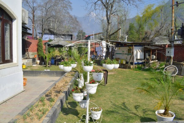 Golden-Bees-Hotel-KAshmirhills.com-2
